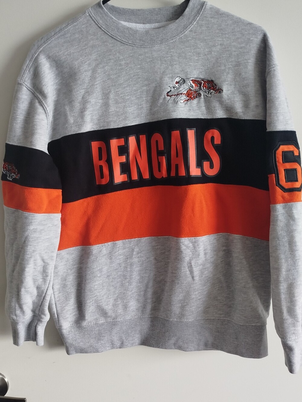 Cincinnati Bengals Crewneck Embroidered Sweater (Unisex Medium)